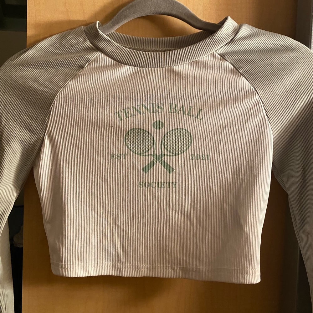 cropped long sleeve shirt. green & white.